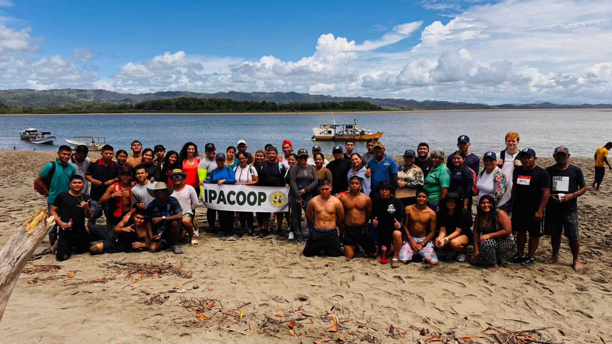 Más de 1,400 libras de desechos retirados en jornada de limpieza en Playa Boca de Toro
