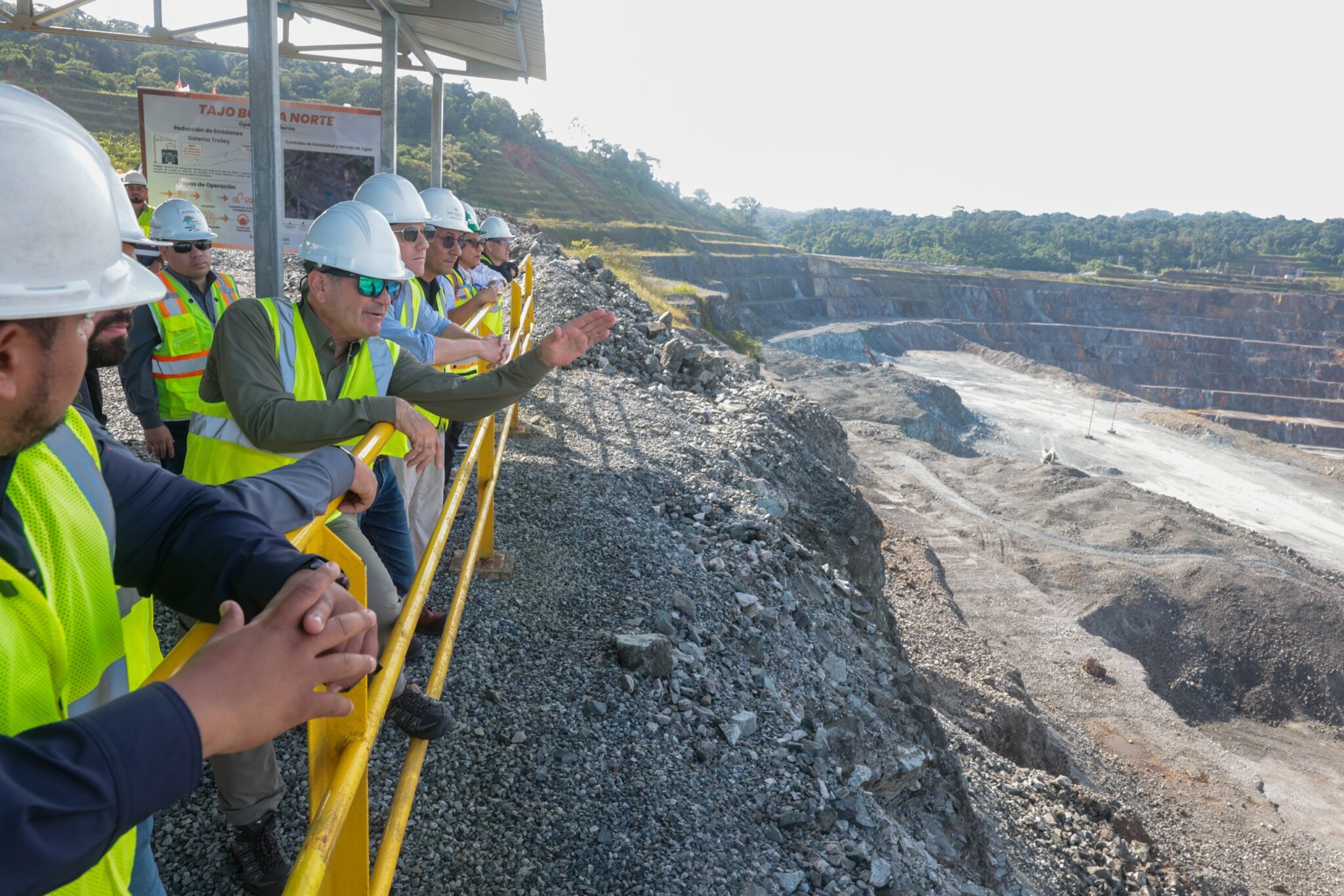 Ministro Navarro supervisa en el terreno el Plan de Gestión Segura de la mina de cobre y lanzará el Programa de Monitoreo Participativo Comunitario del Agua
